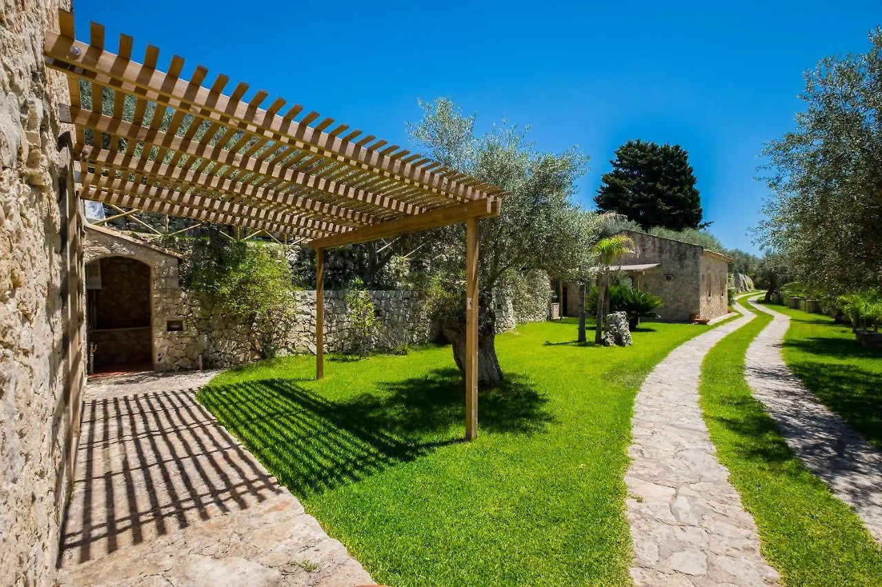 Отель Domus Hyblaea Resort Палаццоло-Акреиде