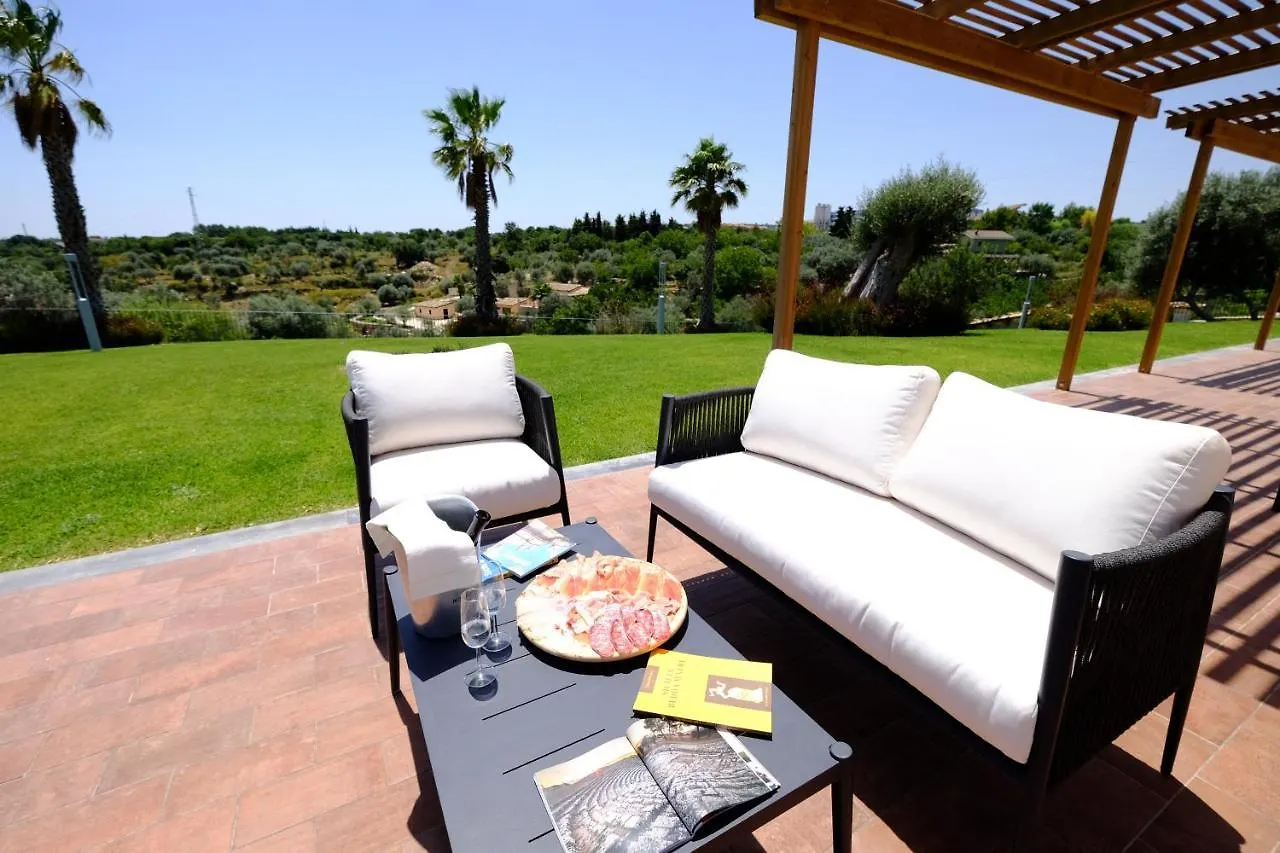 Отель Domus Hyblaea Resort Палаццоло-Акреиде